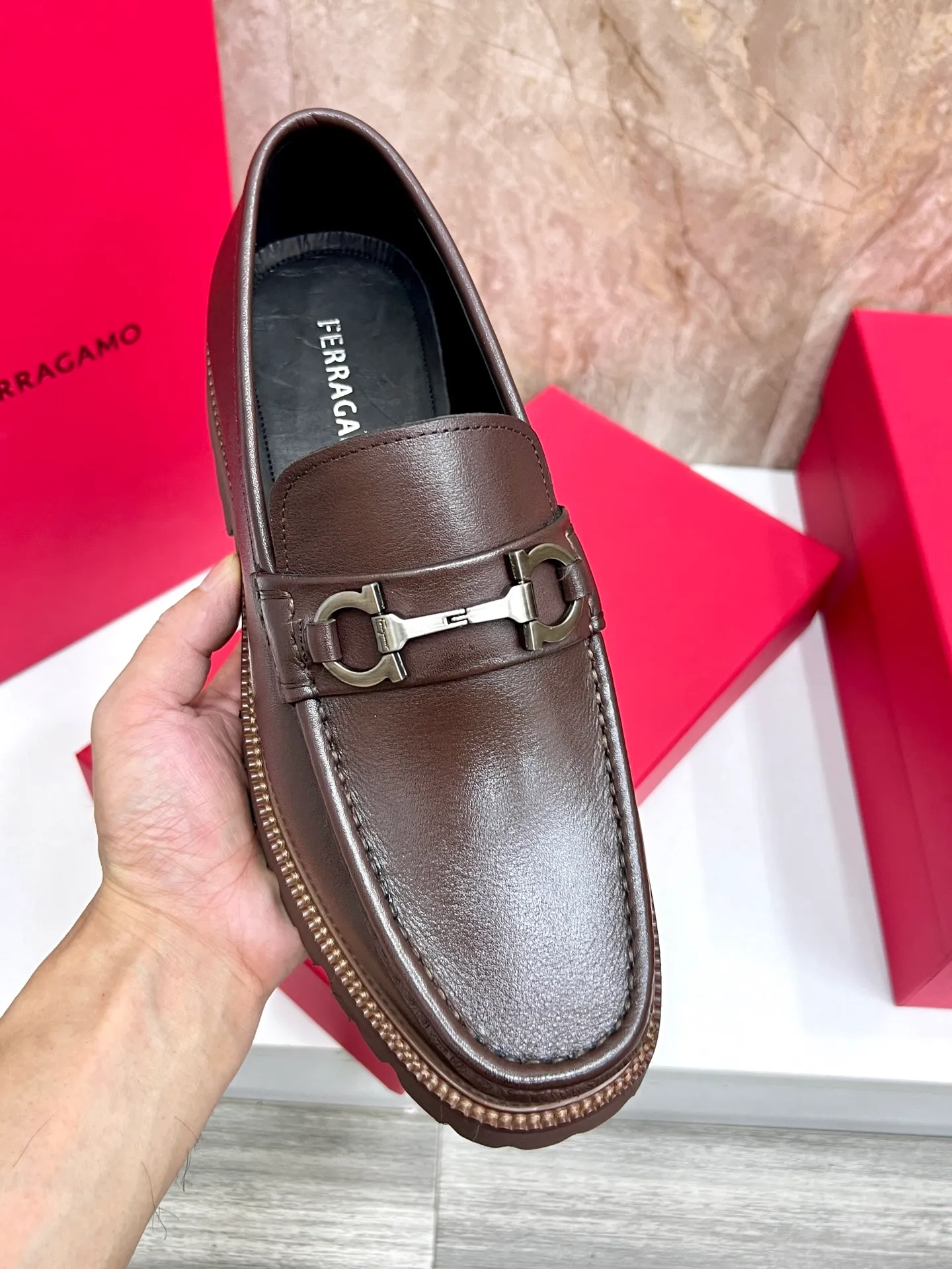 Original quality P580 Brand: Ferragamo Standard size: Men's size 38/44 (45.46 can be customized) Grade: Same style as the official website High-quality men's shoes Material: Customized first-layer calfskin with water-dyed cowhide lining Cowhide tiptoe Original non-slip and wear-resistant rubber outsole Style category: Men's formal business leather shoes are young and fashionable European and American trends British style Casual matching and comfortable feet Color: actual picture